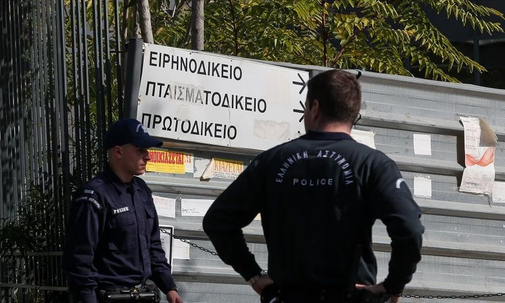 «Βεντέτα» μεταξύ αστυνομικών και μπαχαλάκηδων στο παρασκήνιο της συμπλοκής στο Πρωτοδικείο